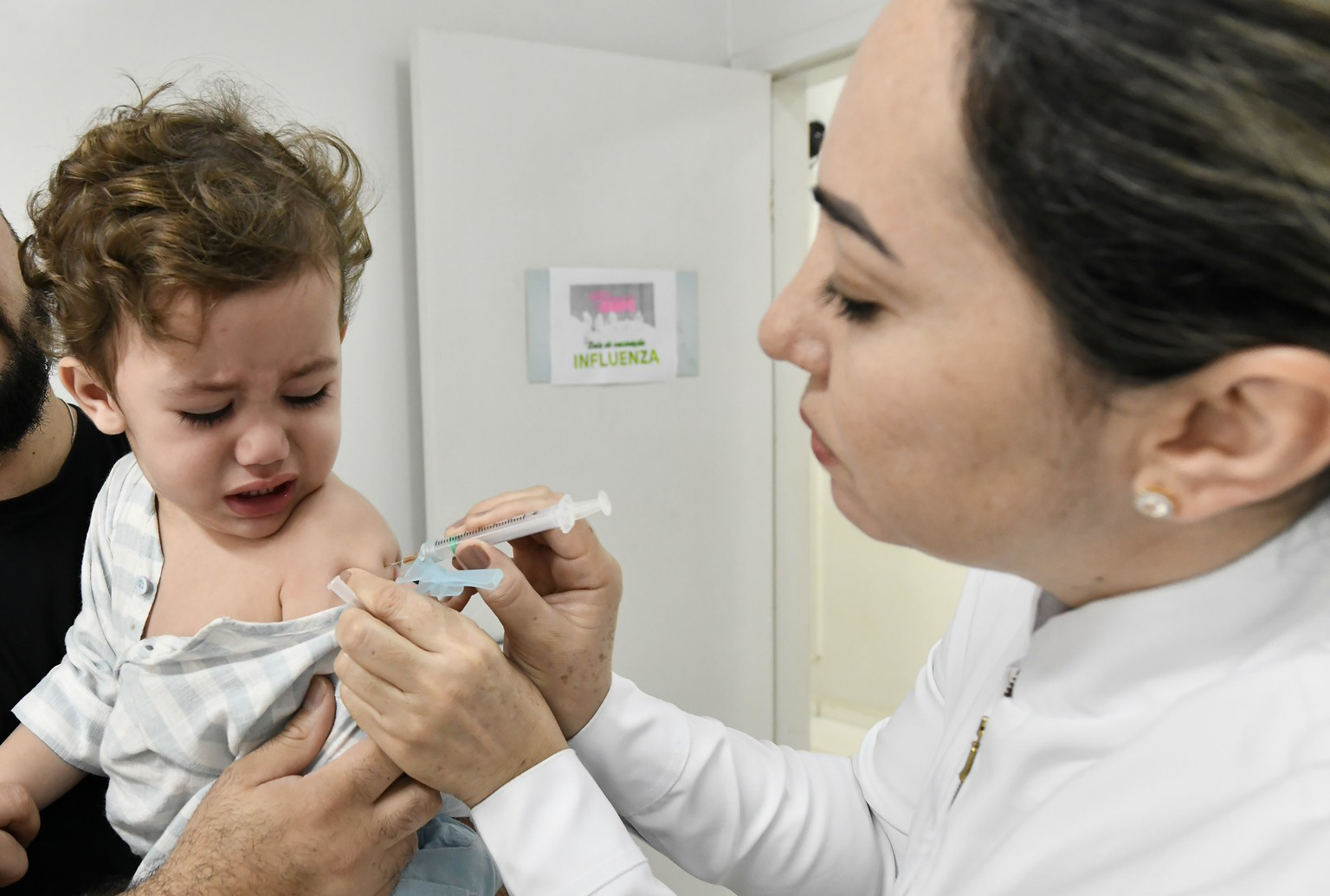 imagem de criança recebendo vacina no braço