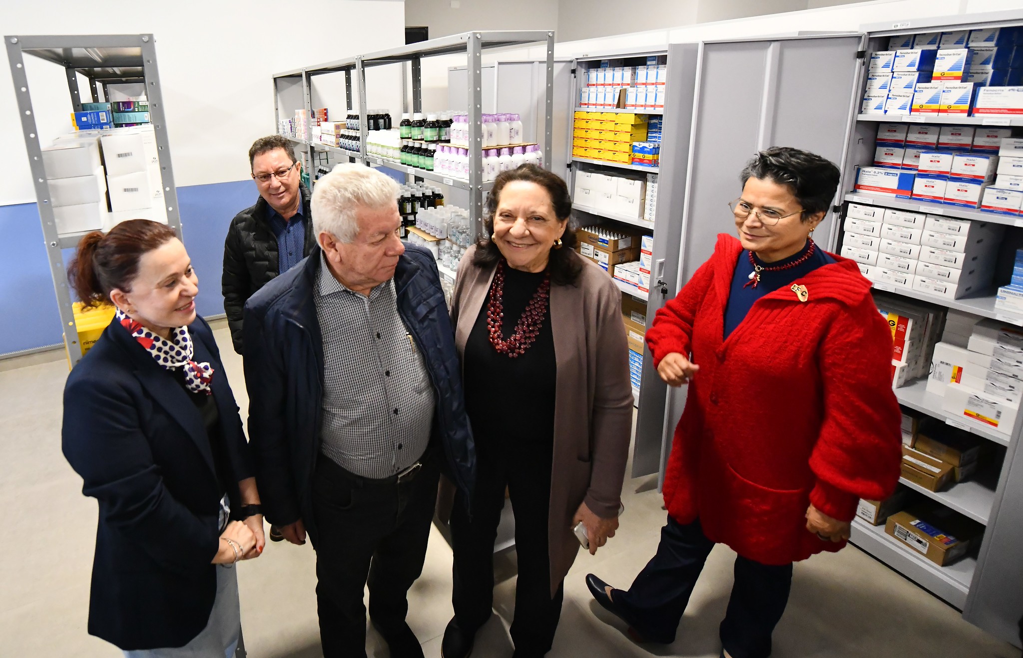 autoridades visitam o interior da farmácia