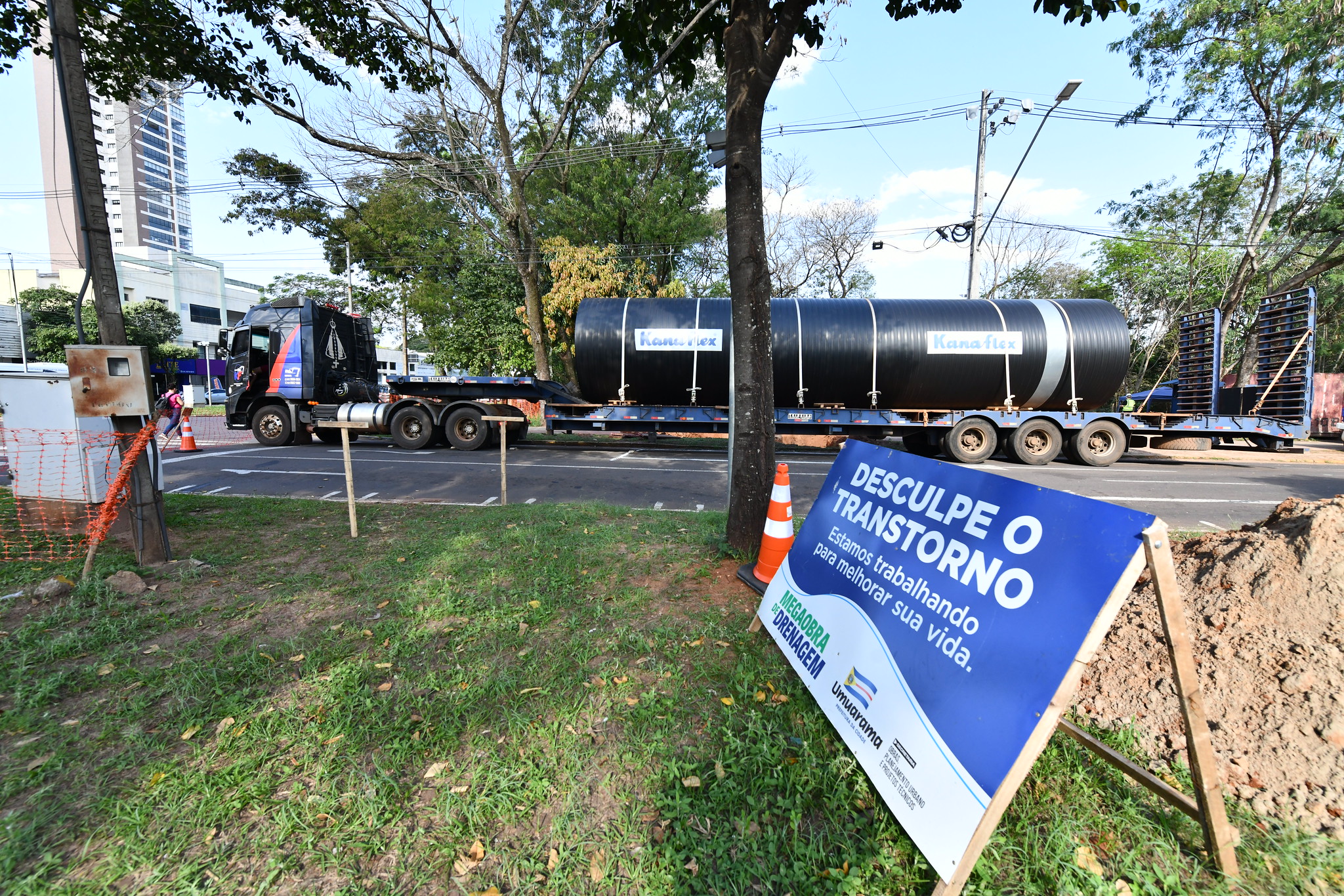 Caminhão descarrega tubo na avenida onde obra acontece