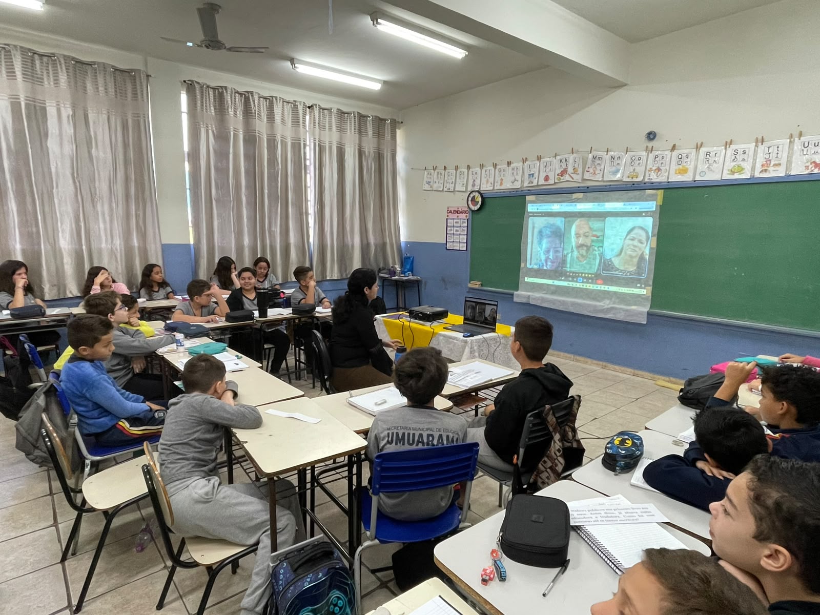 alunos em sala de aula