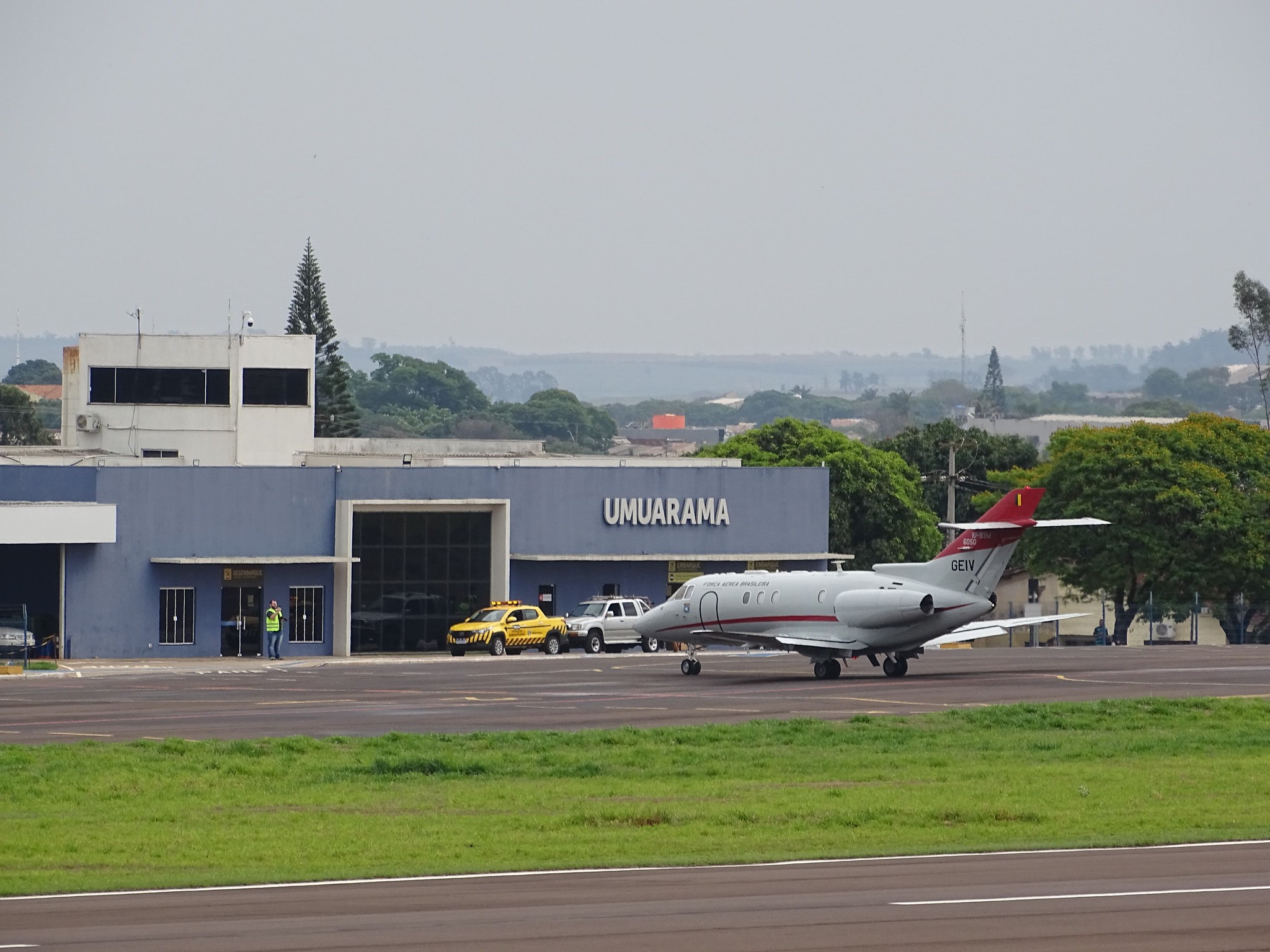 avião da FAB estacionado no pátio do aeroporto de umuarama