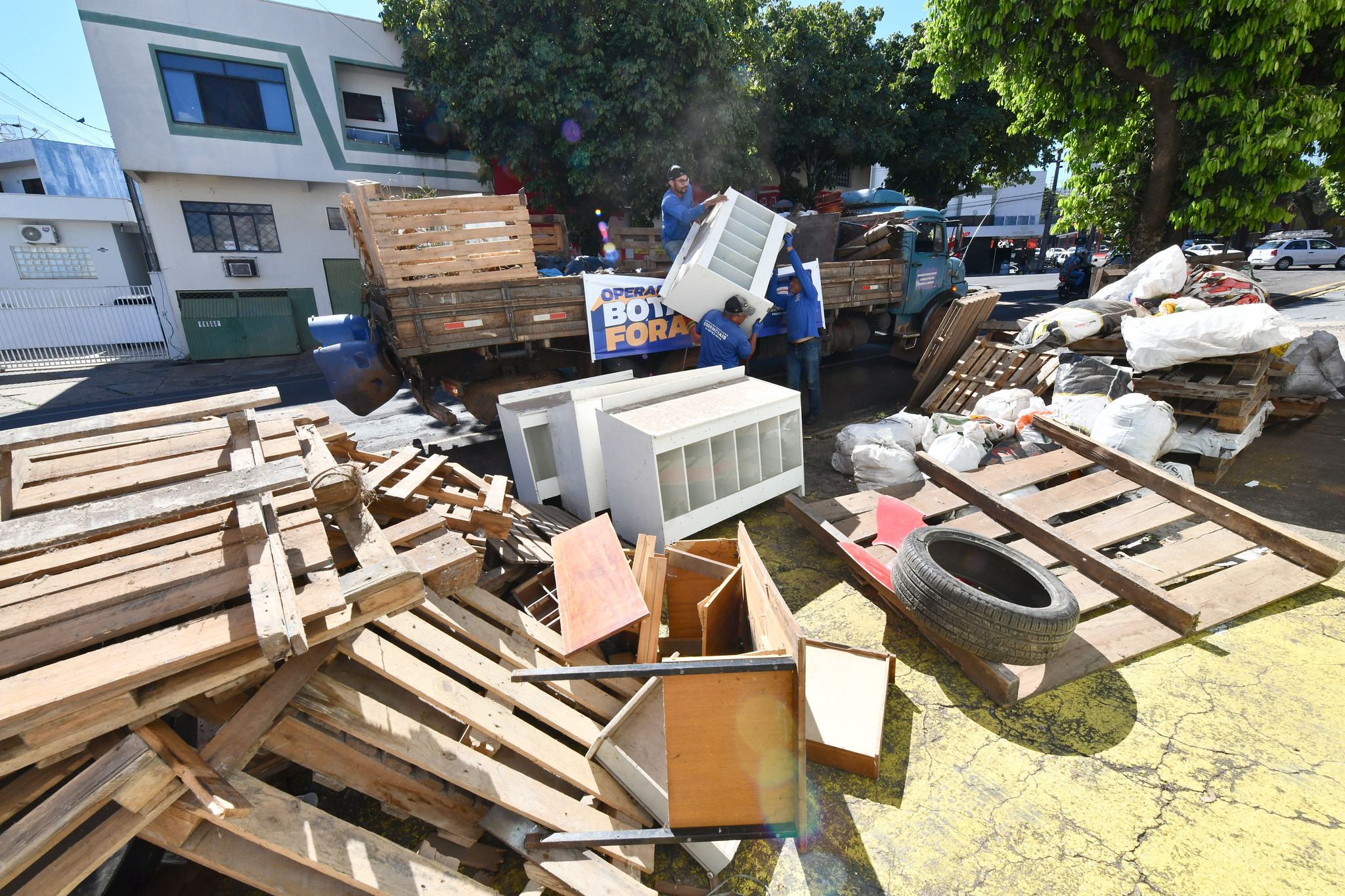 Ver notícia ‘Bota-fora’ da Prefeitura recolhe 70 toneladas de resíduos no primeiro dia