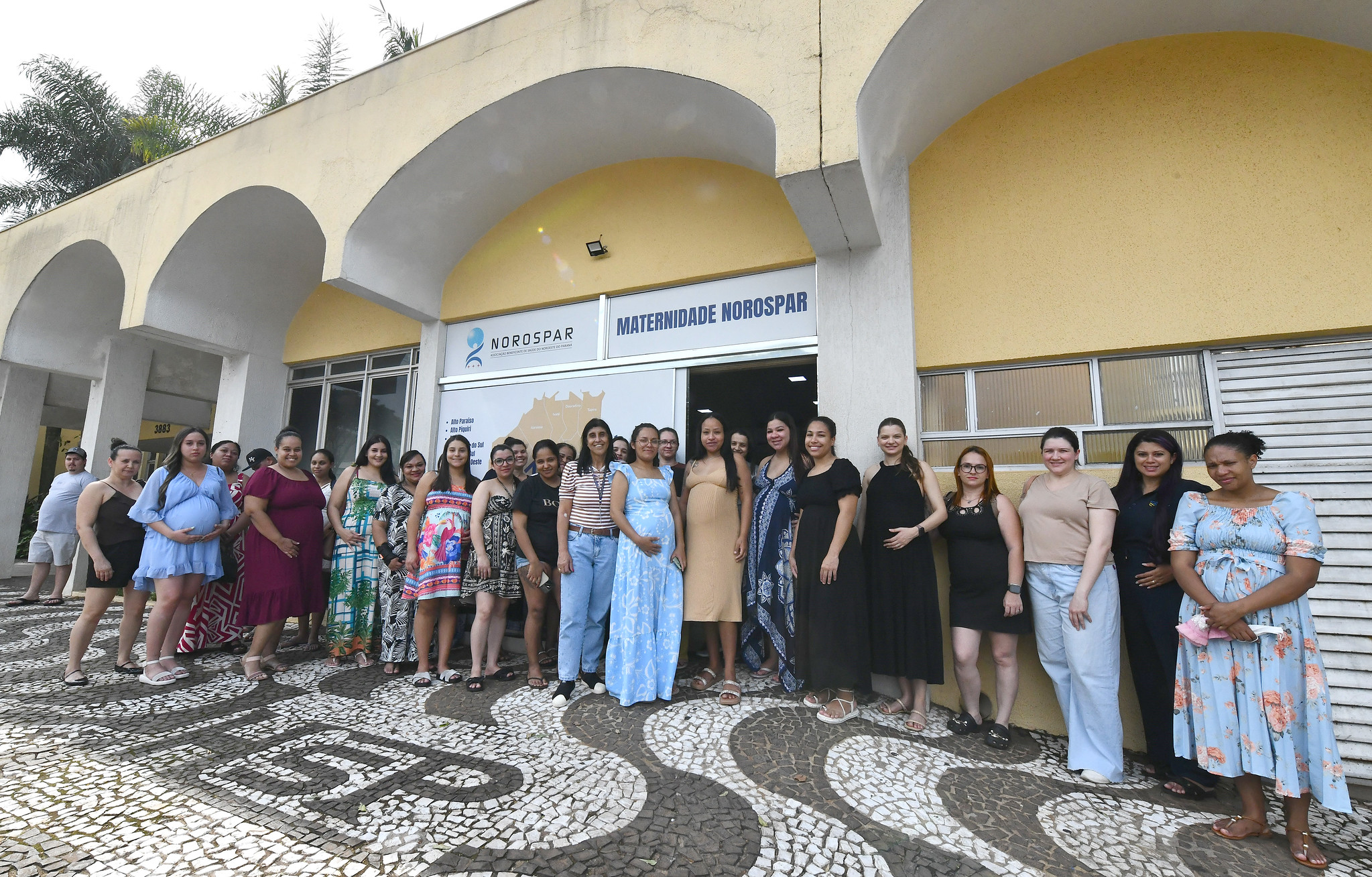 gestantes na frente do hospital