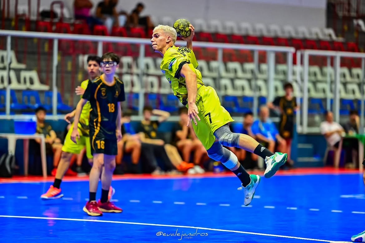 atleta arremessa bola no handebol