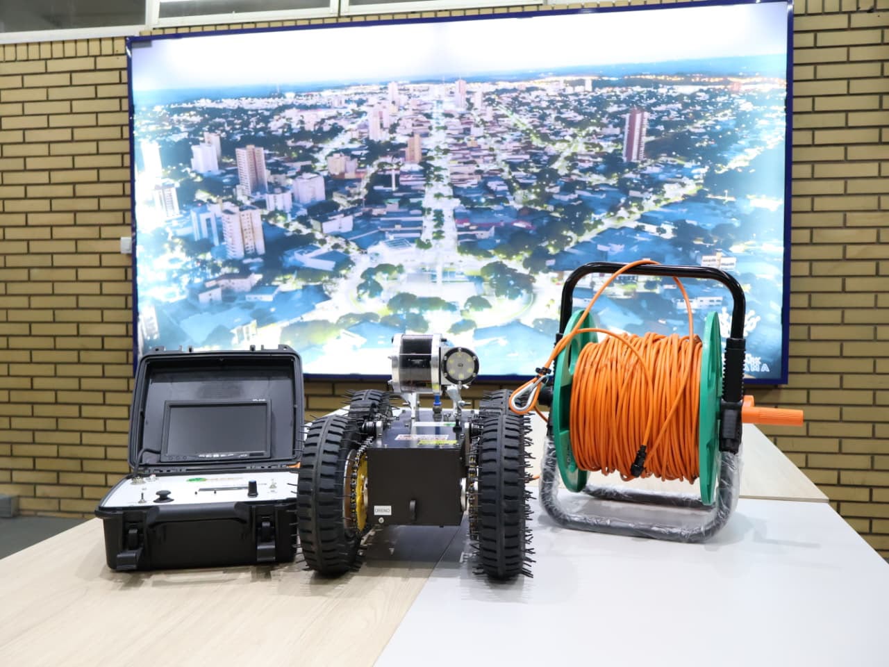 imagem do robô, um carrinho com maleta e cabo de acompanhamento
