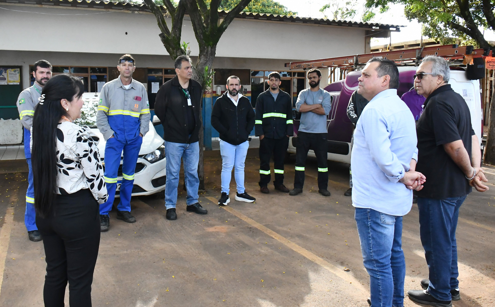 reunião no pátio da prefeitura para o início do trabalho