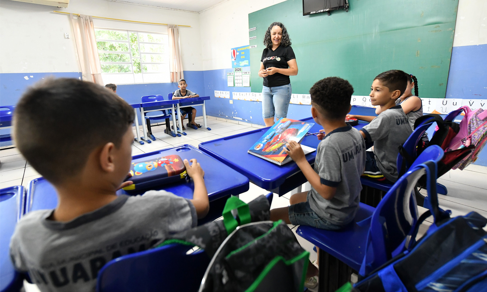 professora dá aula para crianças em sala de aula