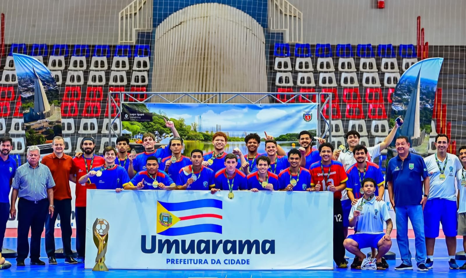 imagens do time de handebol masculino no ginásio de esportes