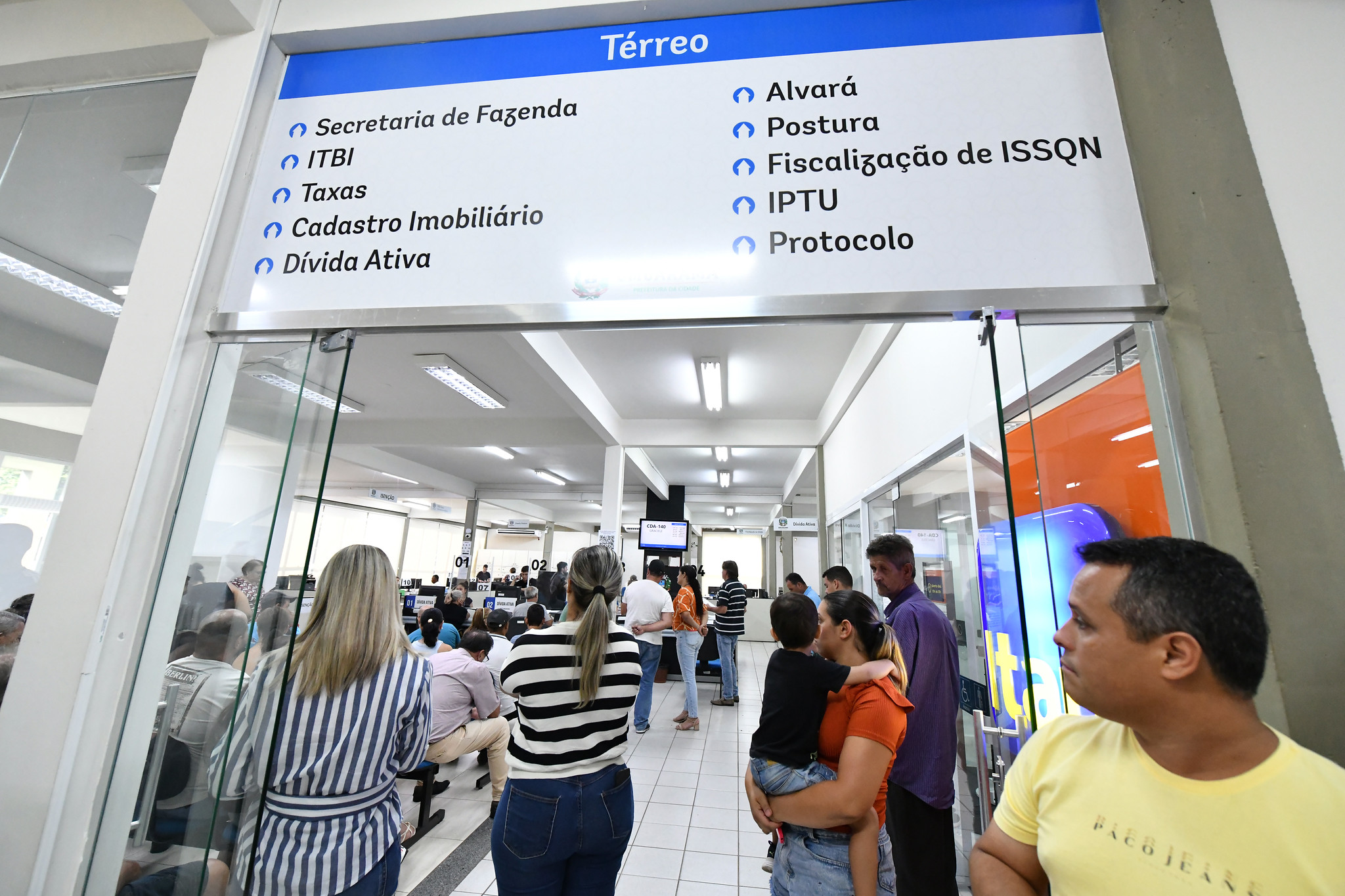 imagem da área de atendimento ao público da prefeitura, com vários contribuintes