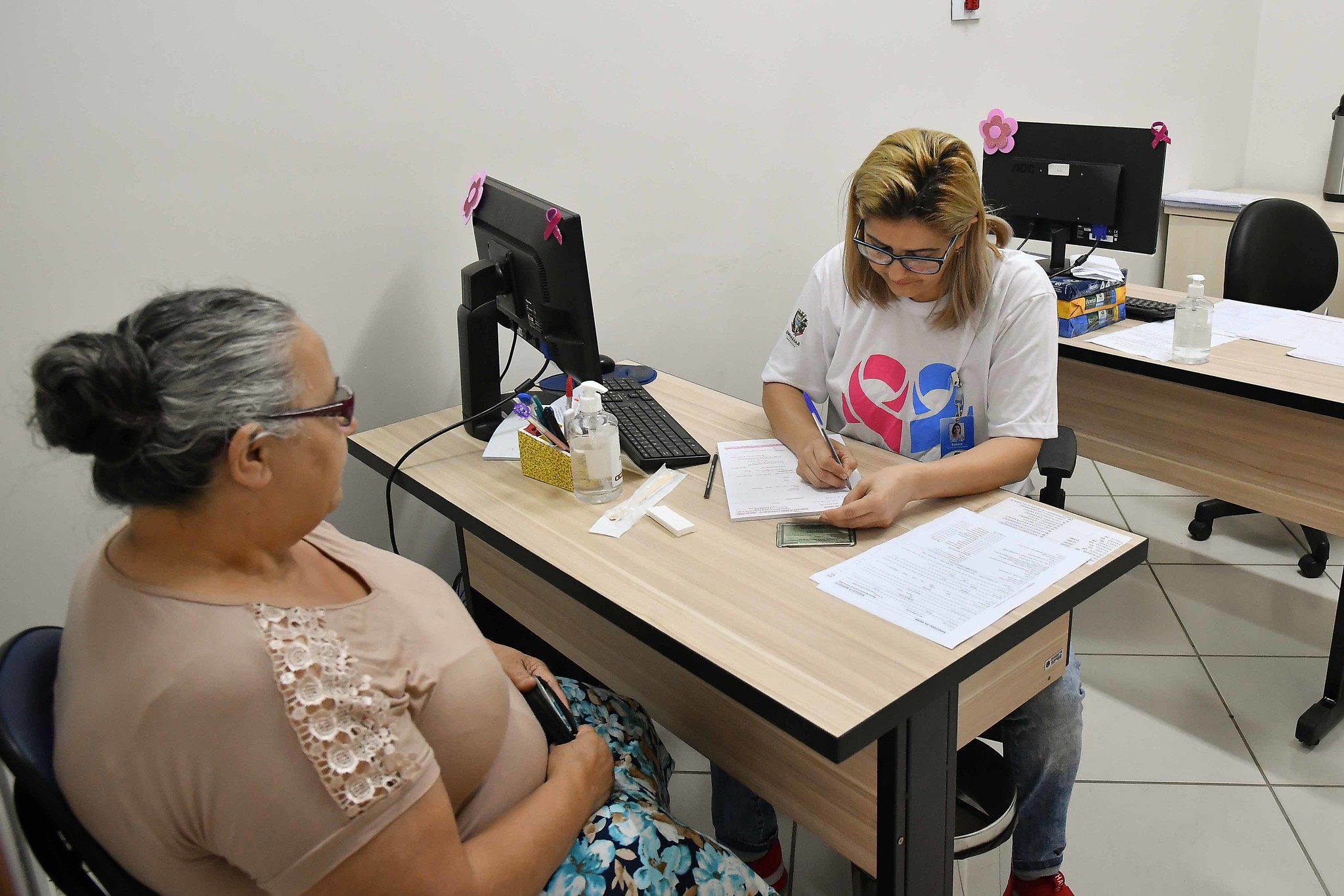 paciente mulher passa por triagem em unidade de saúde