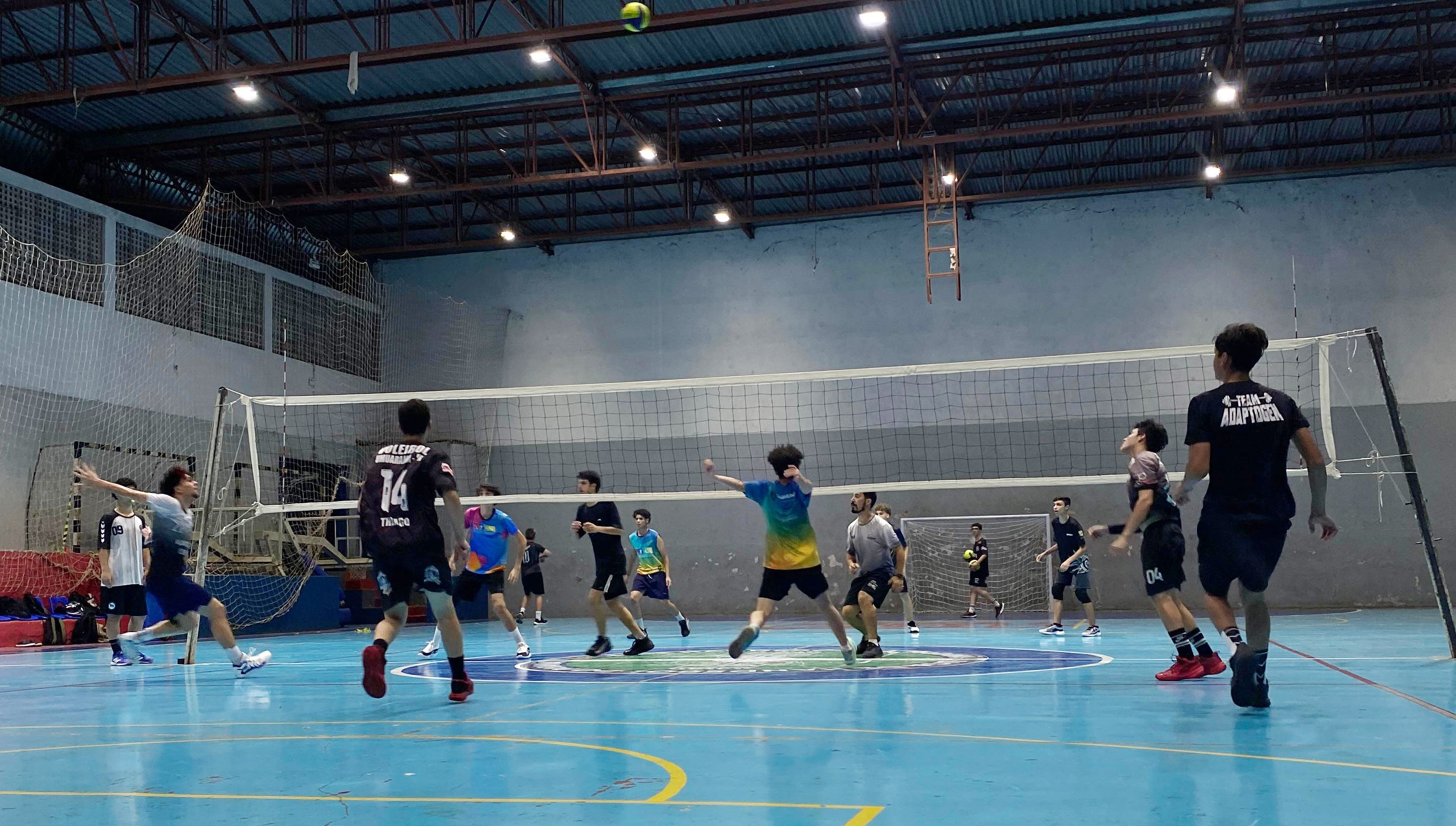TREINO DA EQUIPE DE VOLEIBOL MASCULINO EM QUADRA