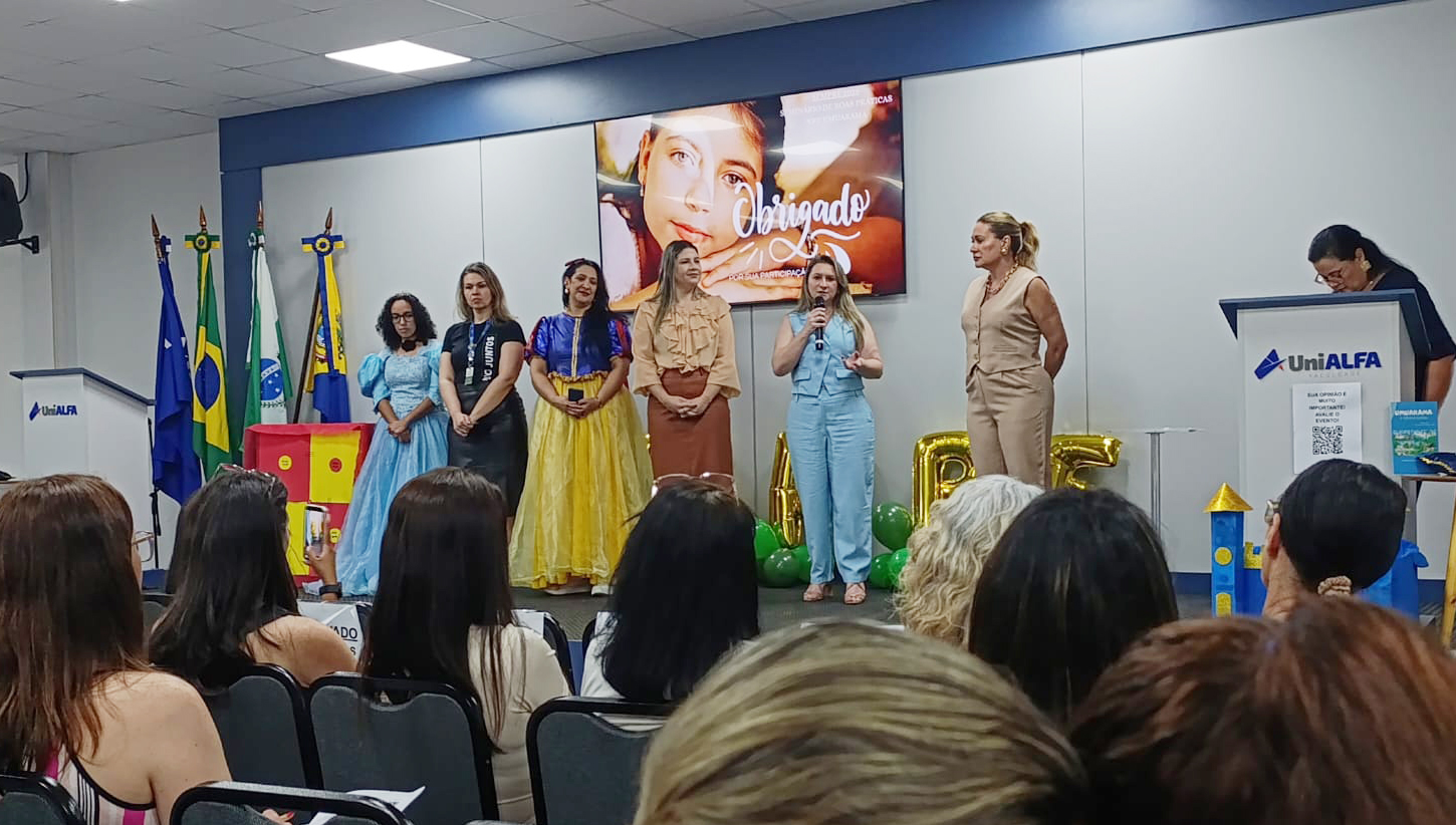 SECRETÁRIA DA EDUCAÇÃO FALA NA ABERTURA DO SEMINÁRIO ENTRE OUTRAS PROFESSORAS