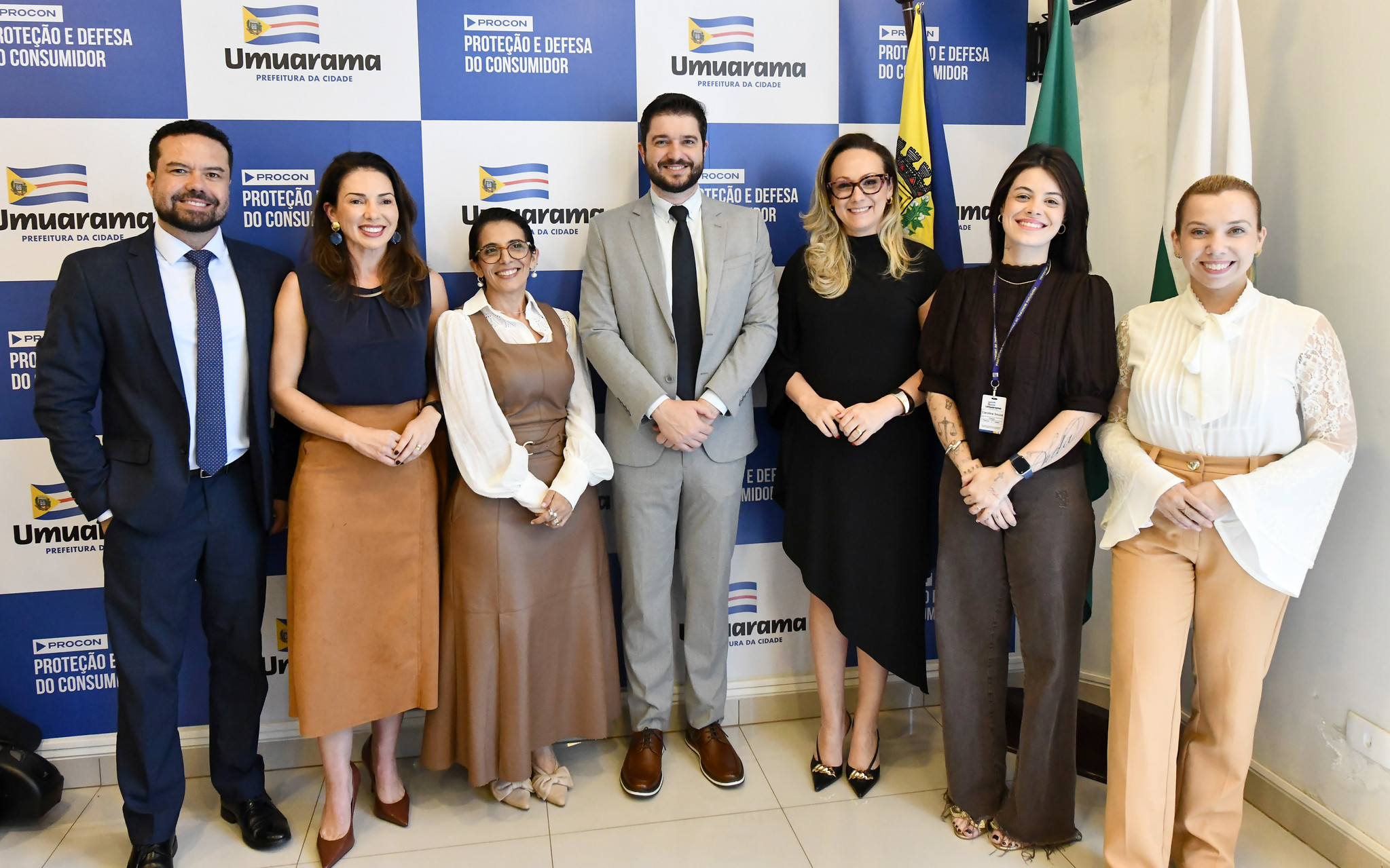 advogados e advogadas reunidos no Procon posam para foto