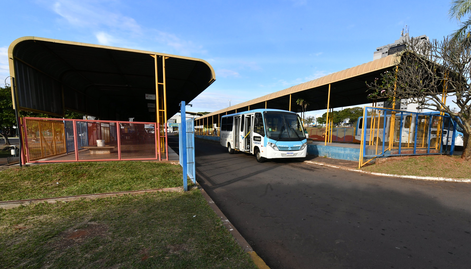 imagem de ônibus do transporte coletivo de Umuarama saindo do terminal urbano