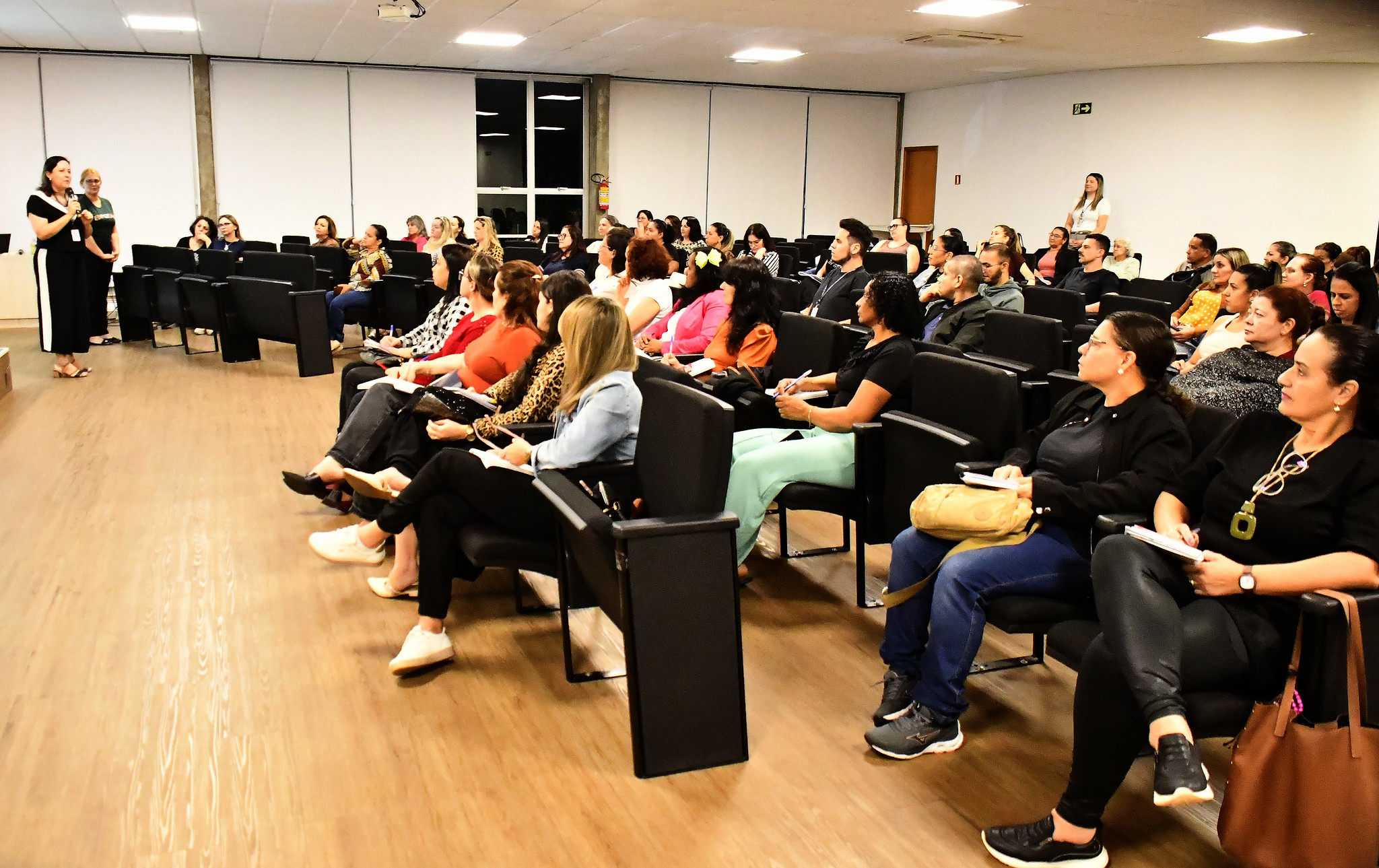 PÚBLICO SENTADO NO AUDITÓRIO OUVINDO PALESTRA