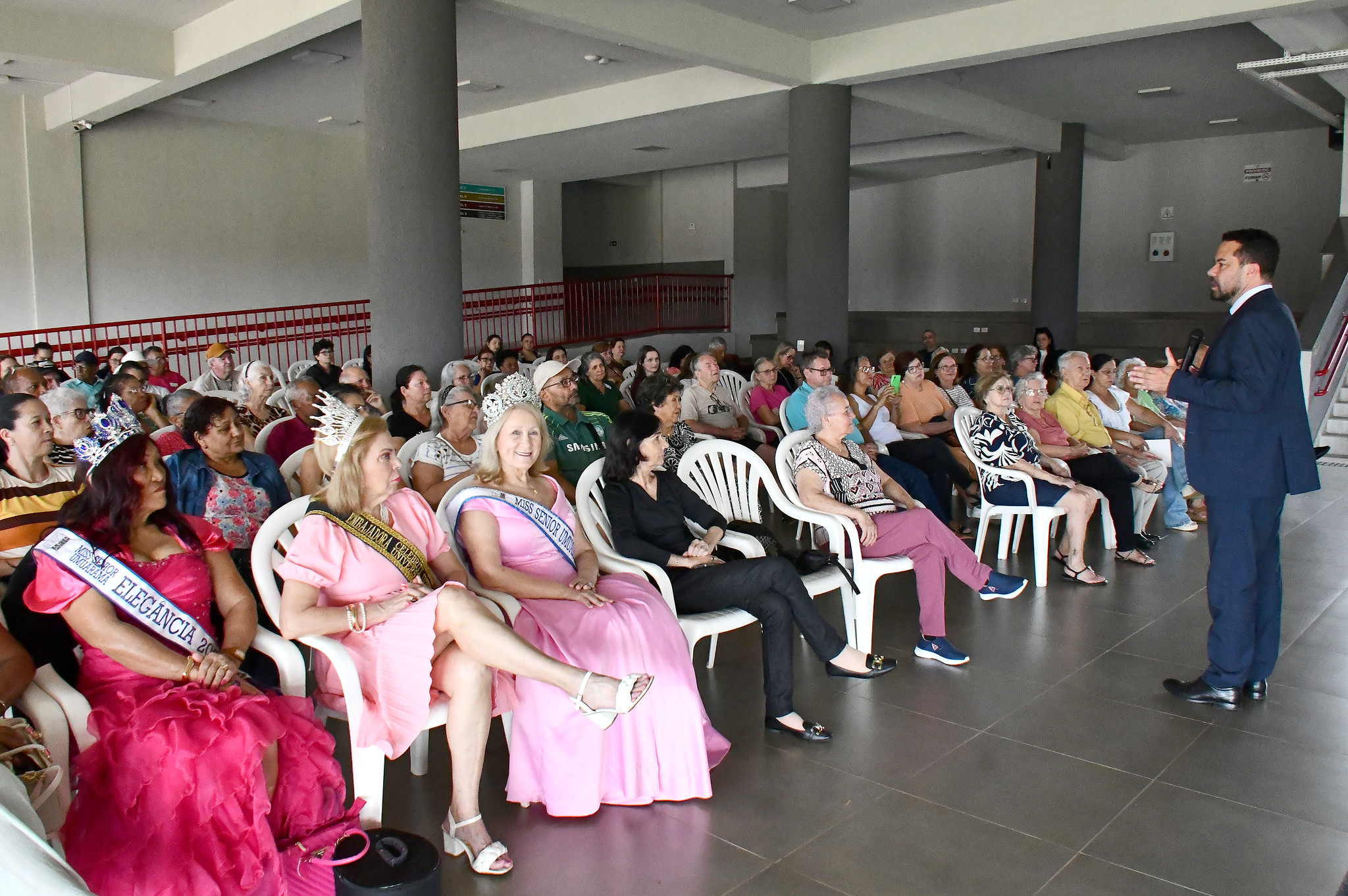 público acomodado em cadeiras ouve palestra do advogado