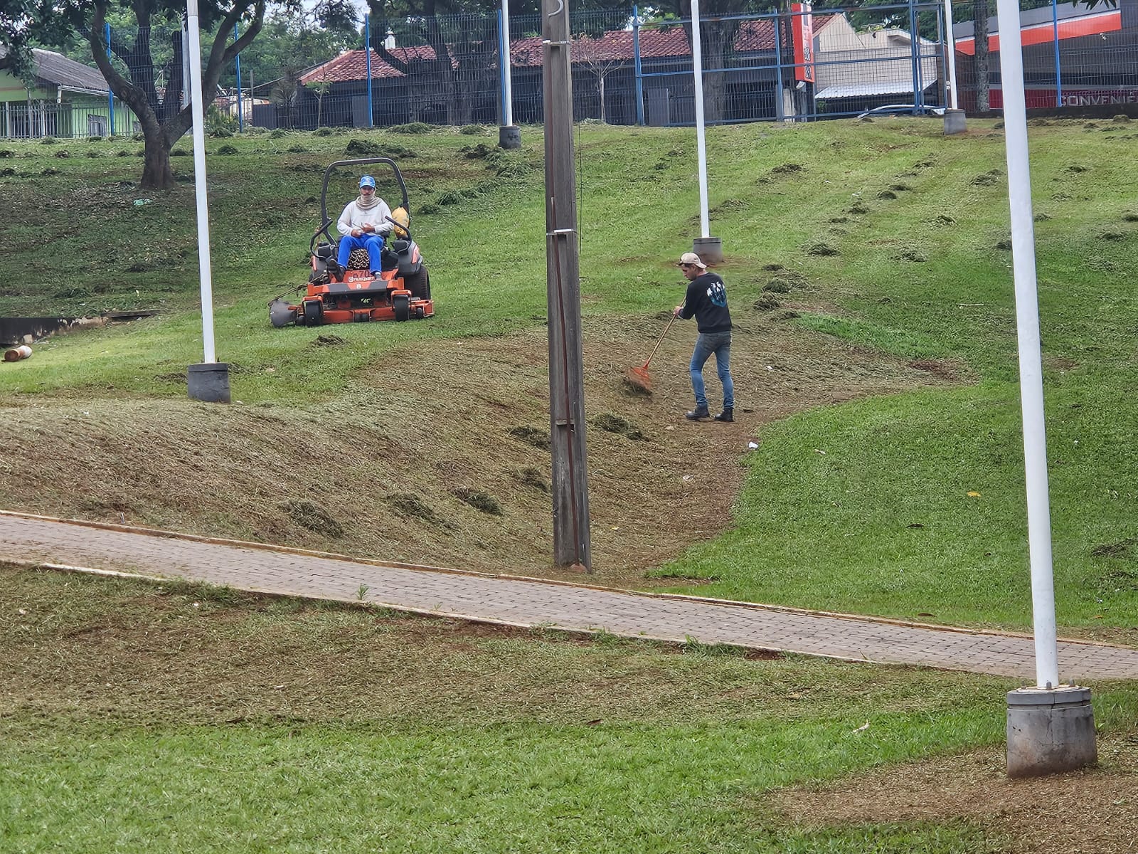 SERVIDORES FAZEM ROÇADA DE GRAMA