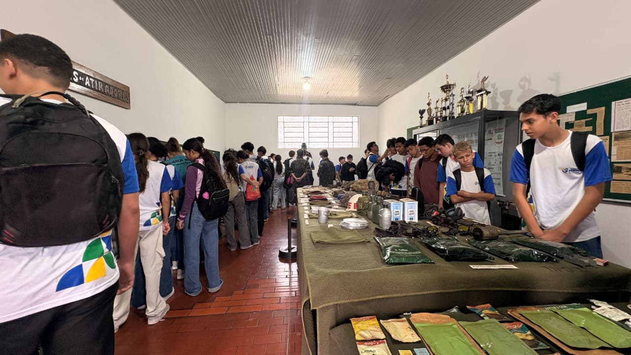 ADOLESCENTES CONHECEM EQUIPAMENTOS DO EXÉRCITO