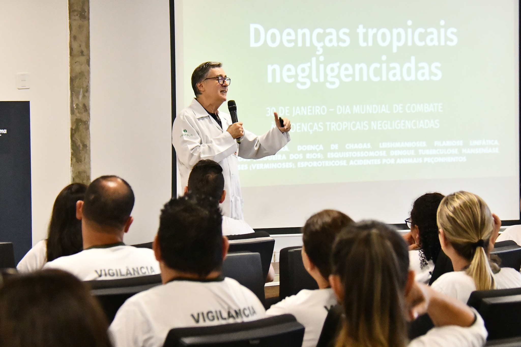 médico fala para o público sentado
