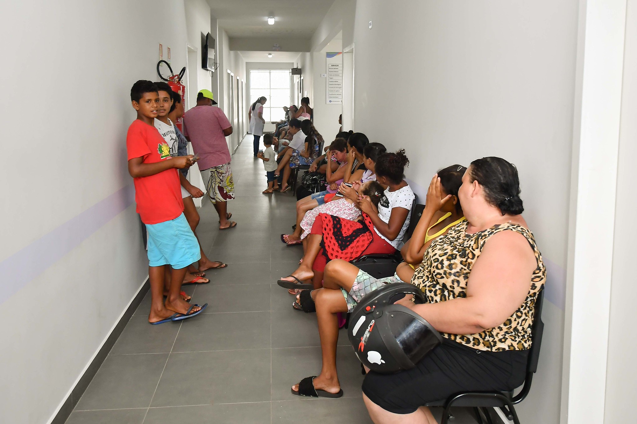 pacientes em fila de espera para atendimento médico