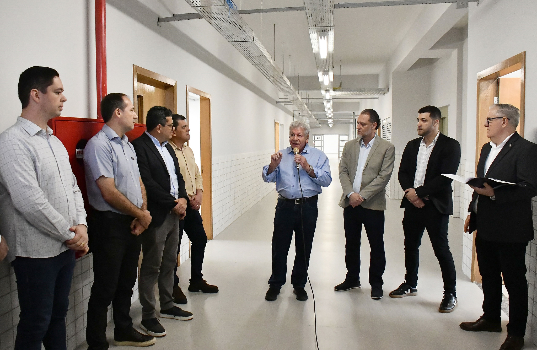 Ver notícia Prefeito prestigia inauguração de novo bloco de salas de aula na UEM