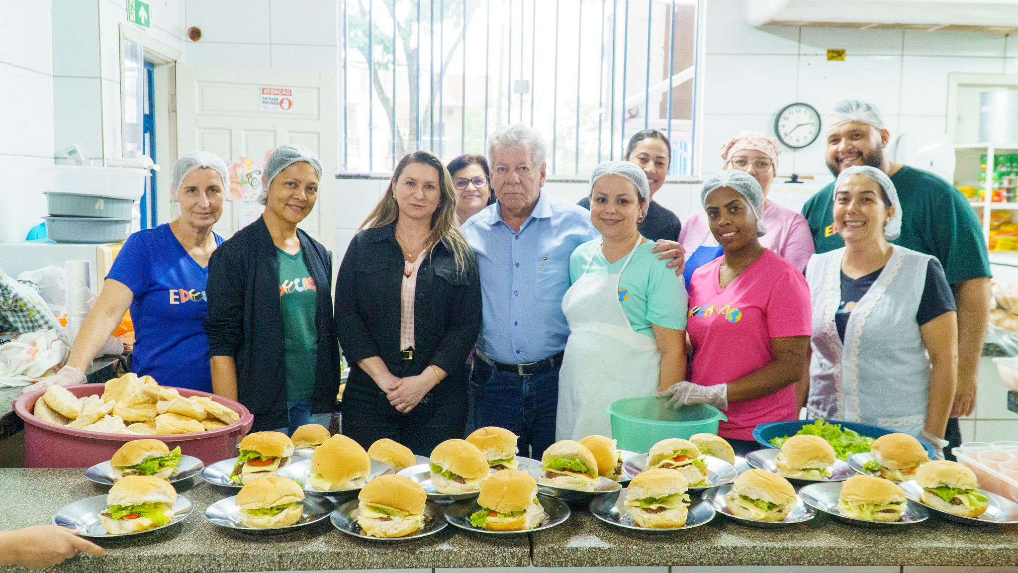 PREFEITO E MERENDEIRAS MOSTRAM LANCHE ESPECIAL - HAMBURGUER