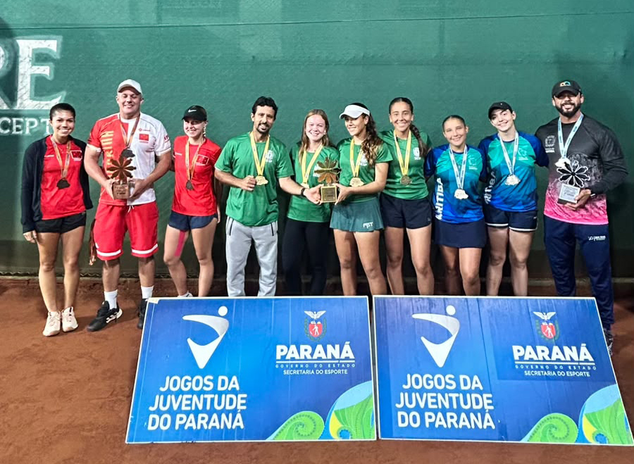 PREMIAÇÃO DAS EQUIPES DE VÔLEI DE AREIA
