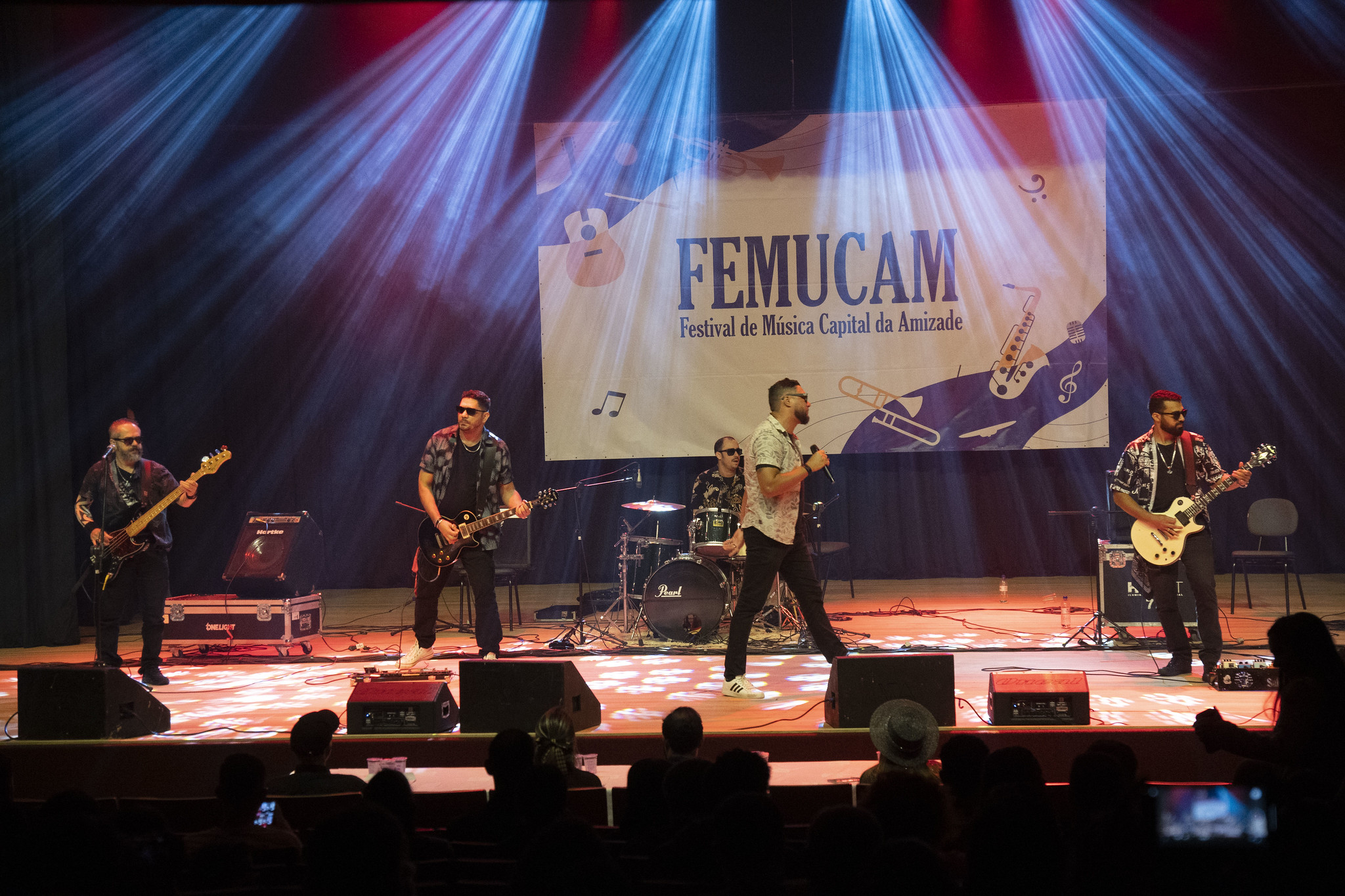 imagem de banda no palco da fundação cultural