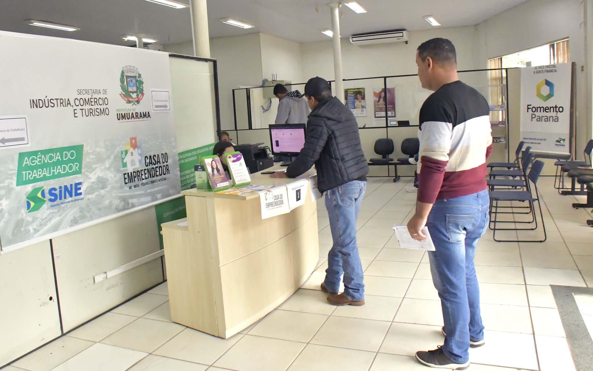 pessoas em atendimento na casa do empreendedor
