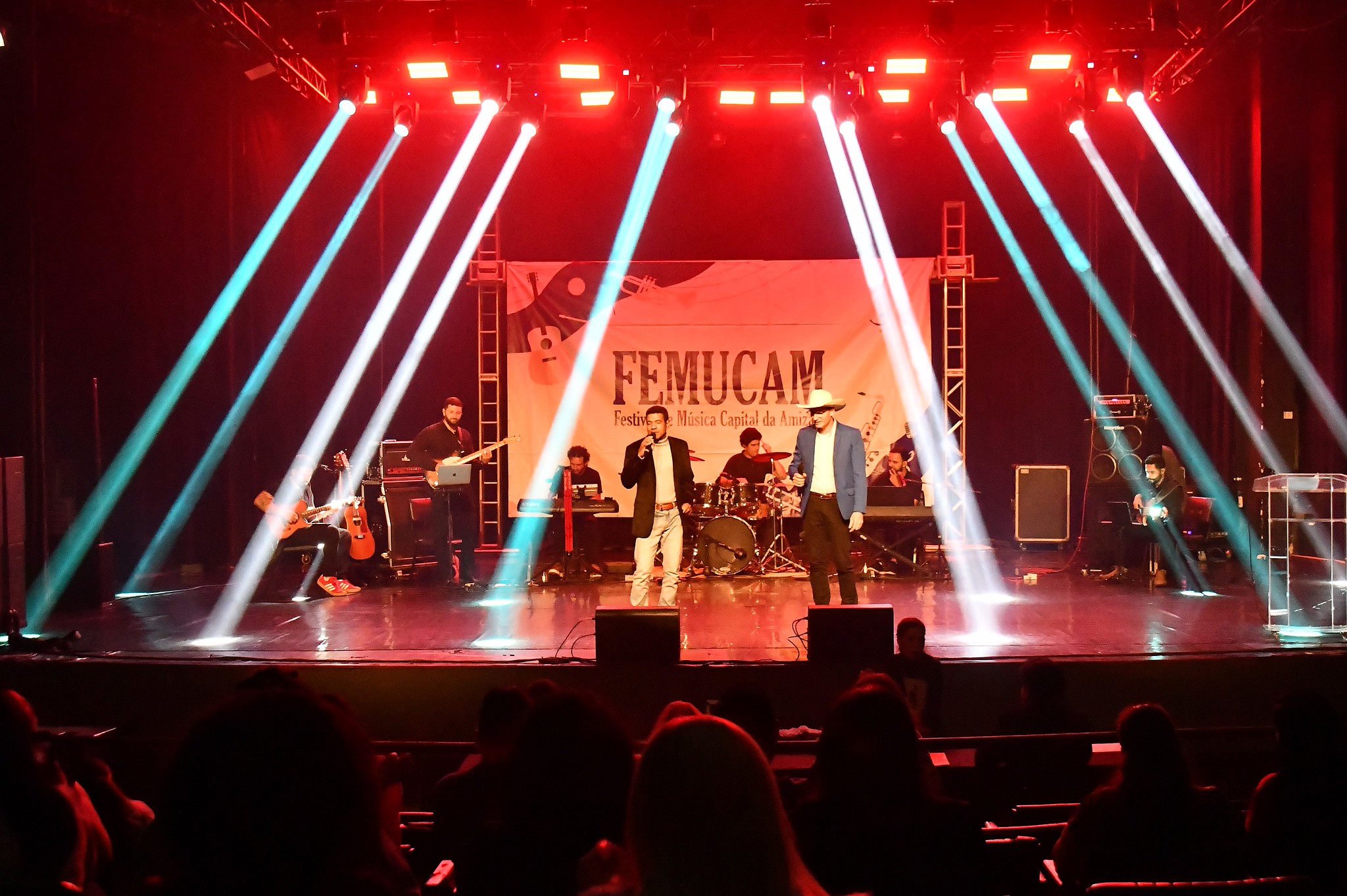 dupla sertaneja masculina se apresenta no palco