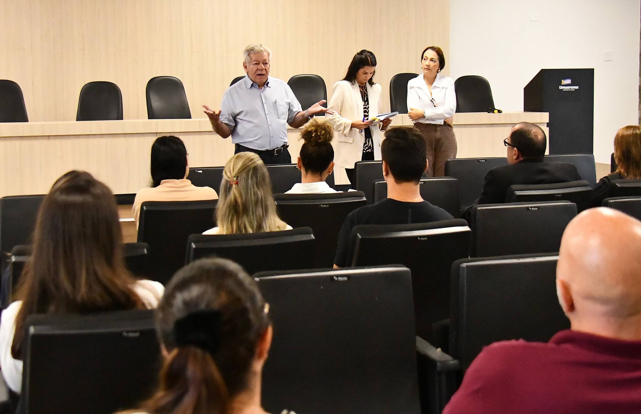 prefeito fala para o público sentado no auditório