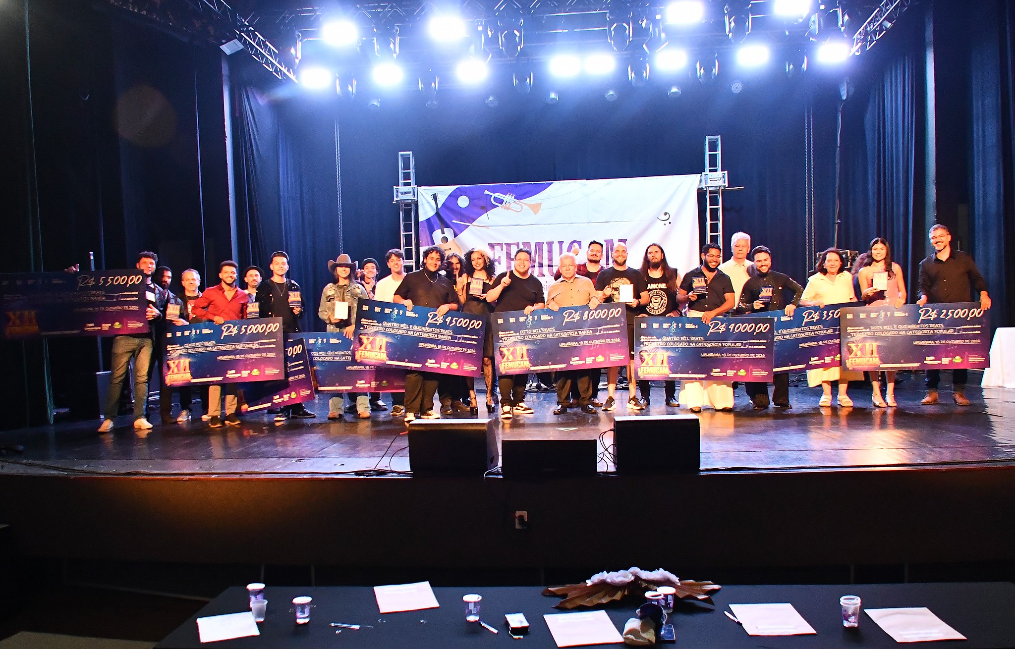 VENCEDORES NO PALCO RECEBEM CHEQUES SIMBÓLICOS DA PREMIAÇÃO