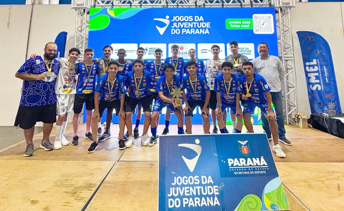equipe de futsal masculino recebe premiação