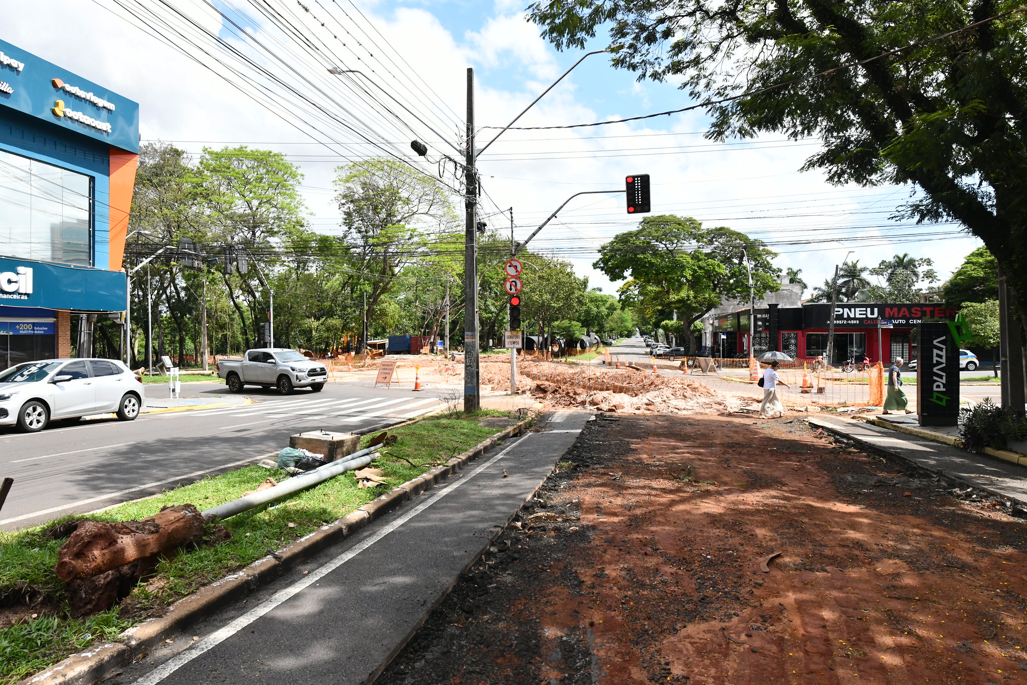 imagem de pavimentação removida em via pública interditada