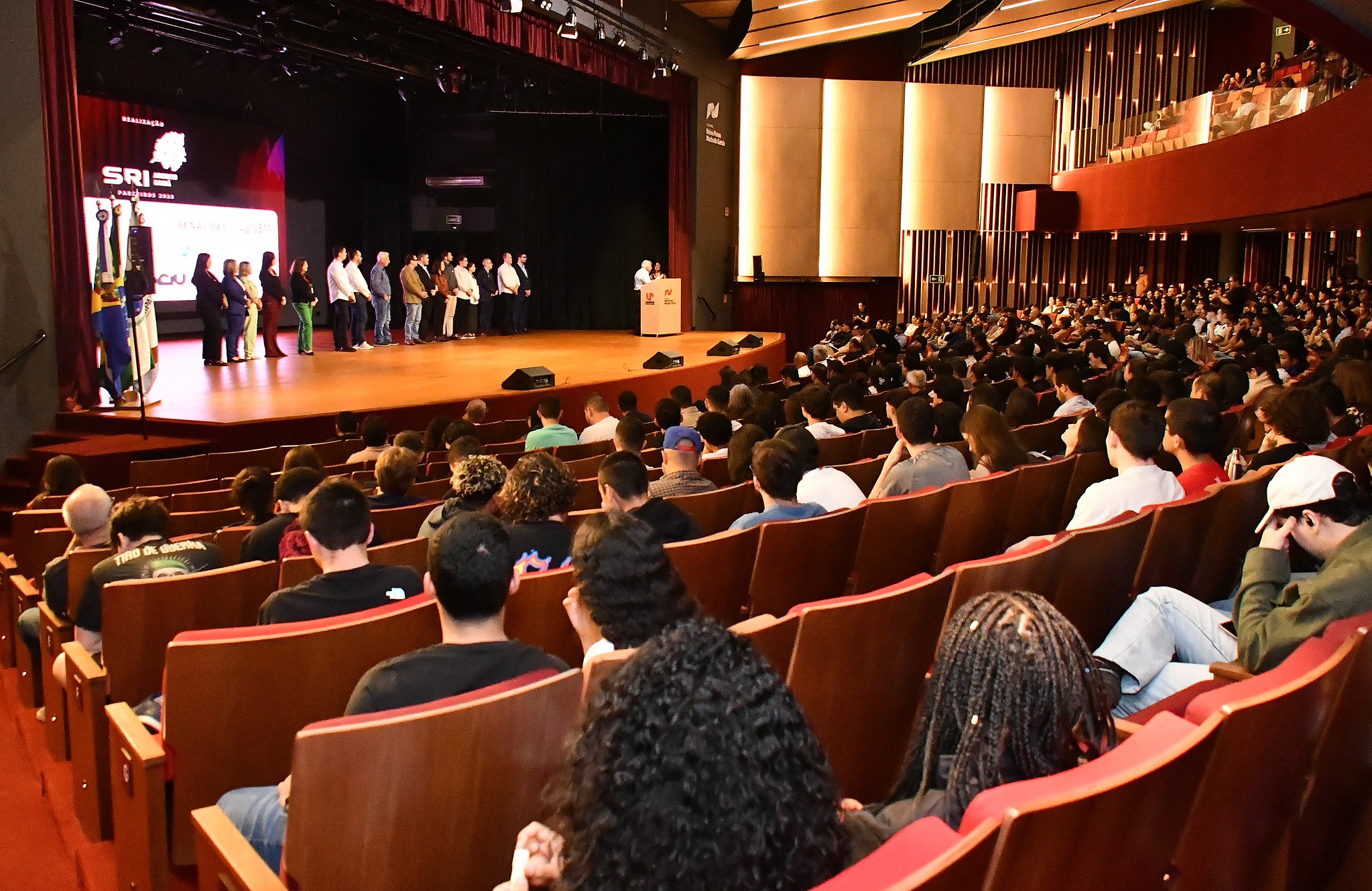 PÚBLICO PRESTIGIA ABERTURA DO EVENTO NO TEATRO