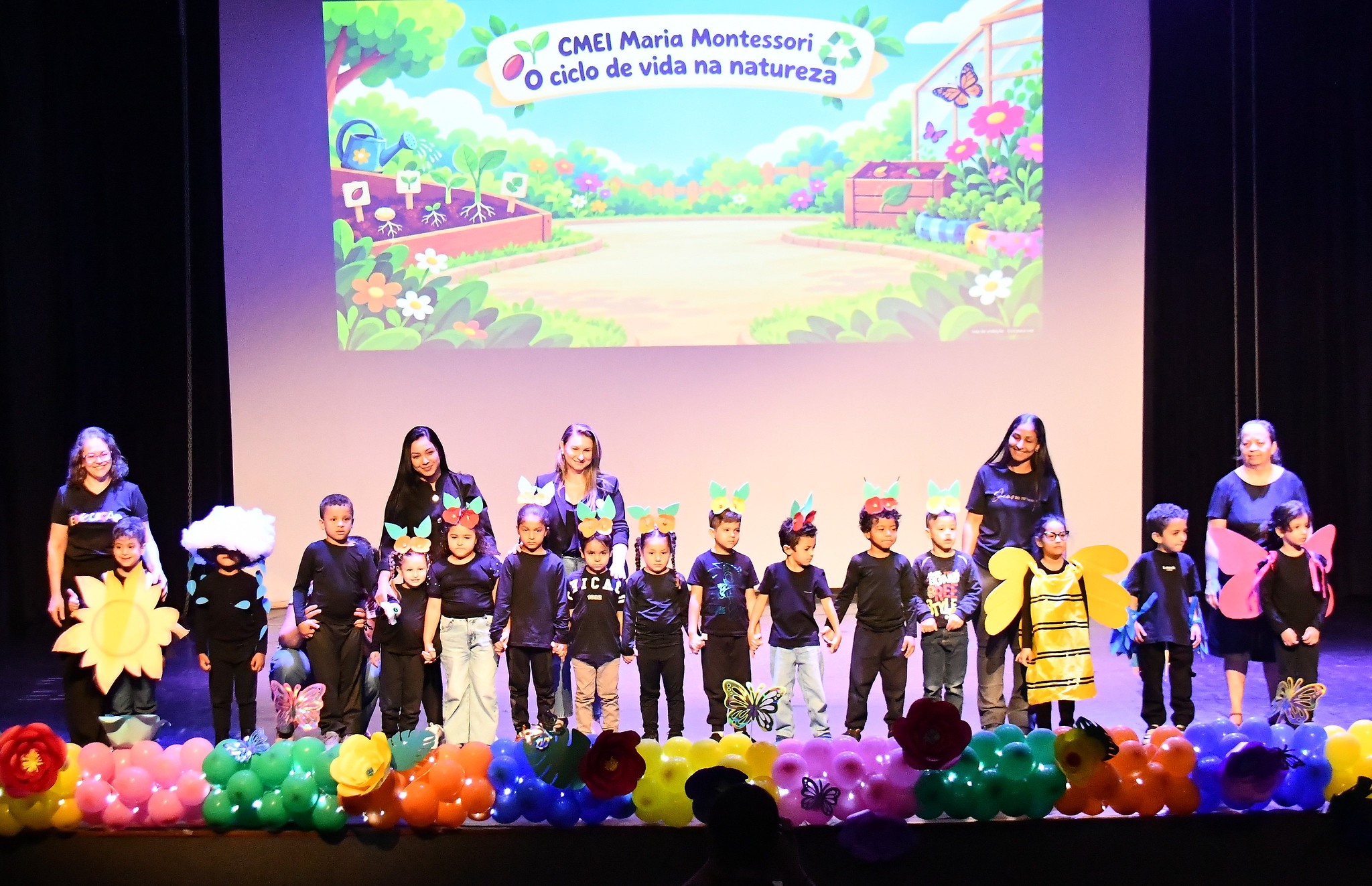 crianças se apresentam no palco do centro cultural