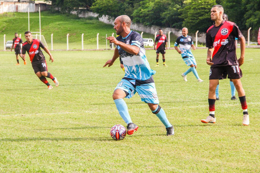 ATLETAS EM CAMPO EM PARTIDA DE FUTEBOL MASCULINO