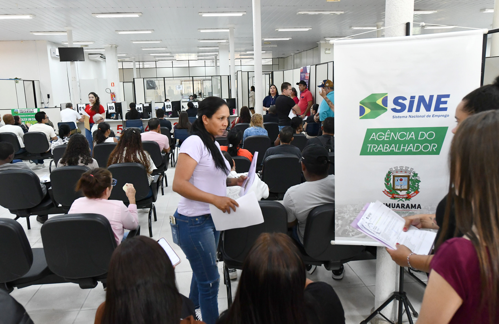 candidatos às vagas de emprego aguardam entrevista