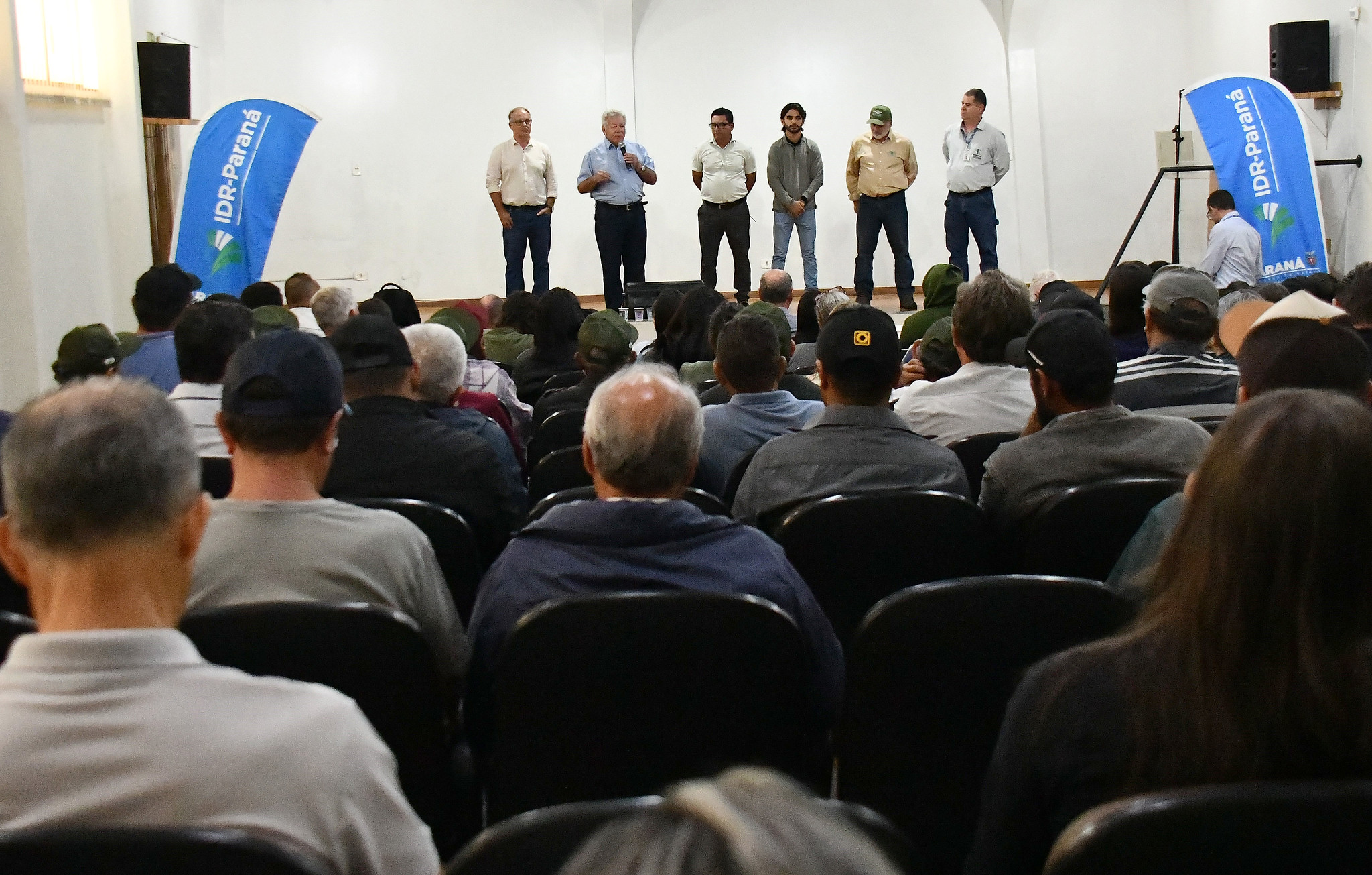 AUTORIDADES FALAM NO PALCO DIANTE DO PÚBLICO