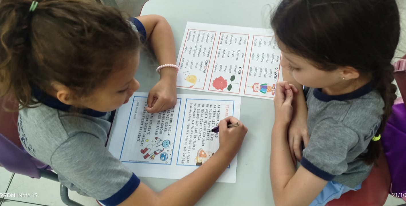 duas crianças exercitam a leitura