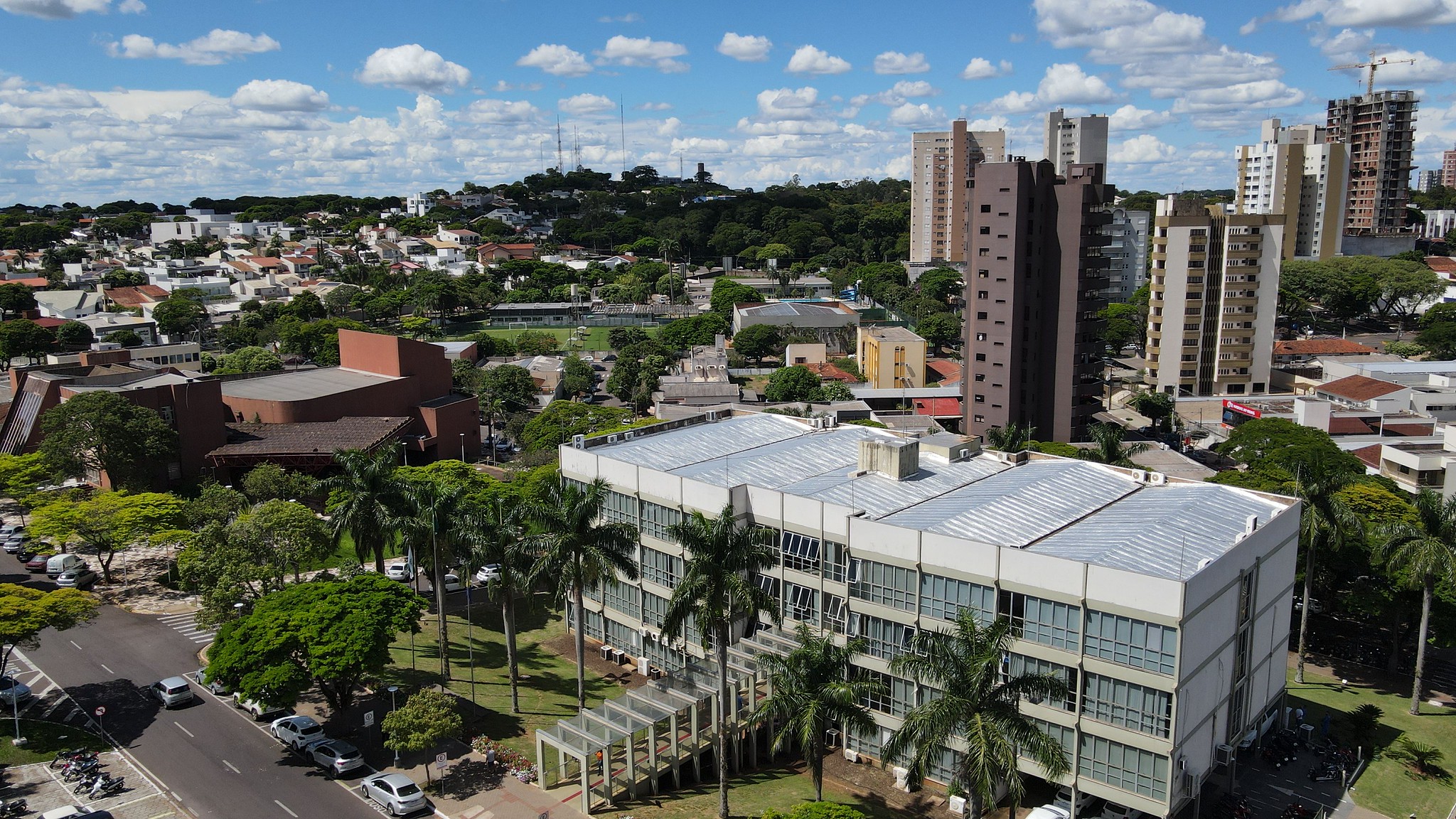 imagem aérea da prefeitura e de parte da cidade