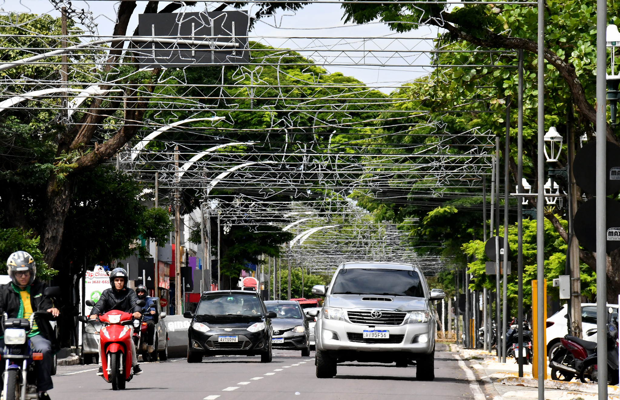 em imagem, carros circulam pela avenida com vários portais instalados