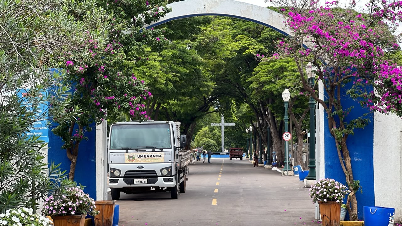 entrada do cemitério municipal de Umuarama, com flores e uma via larga de acesso