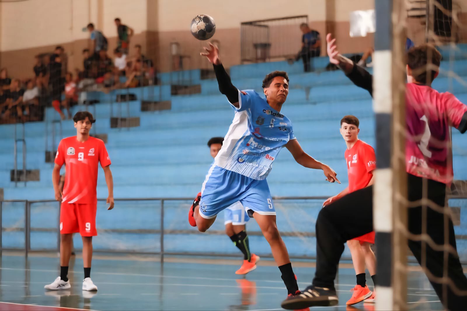 JOGADOR FAZ JOGADA DE HANDEBOL