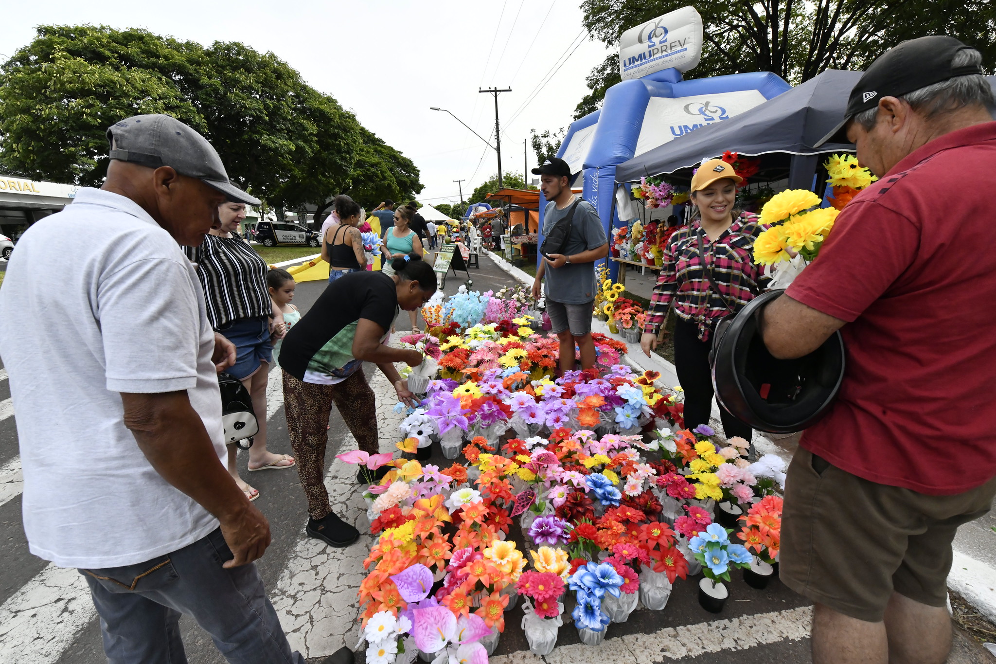 VENDA DE FLORES NA FRENTE DO CEMITÉRIO