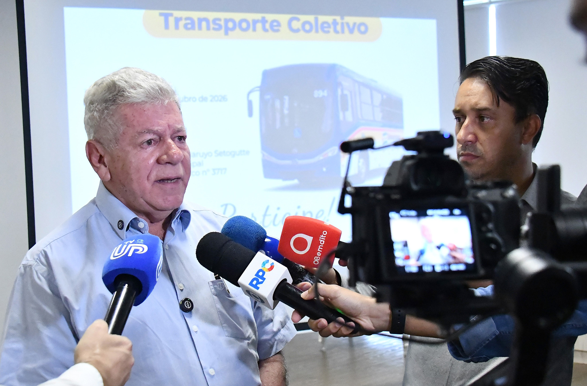 prefeito fala a jornalistas durante entrevista coletiva
