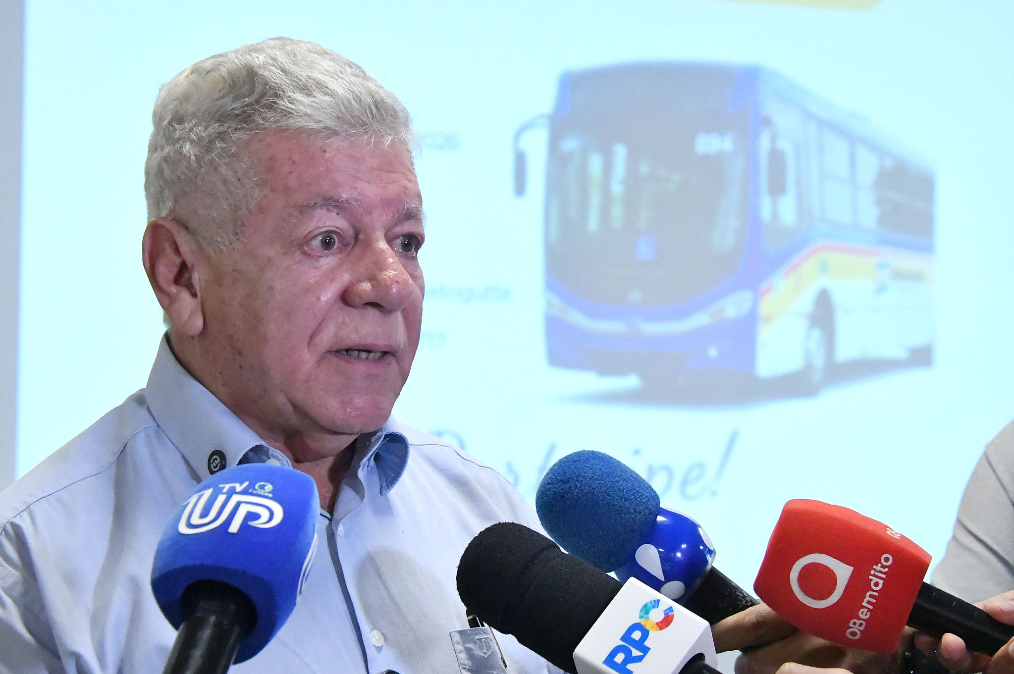 prefeito fala a jornalistas durante entrevista coletiva