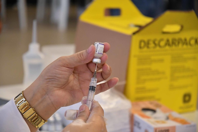 Foto da matéria Adultos podem tomar vacinas de covid e influenza no mesmo dia e local