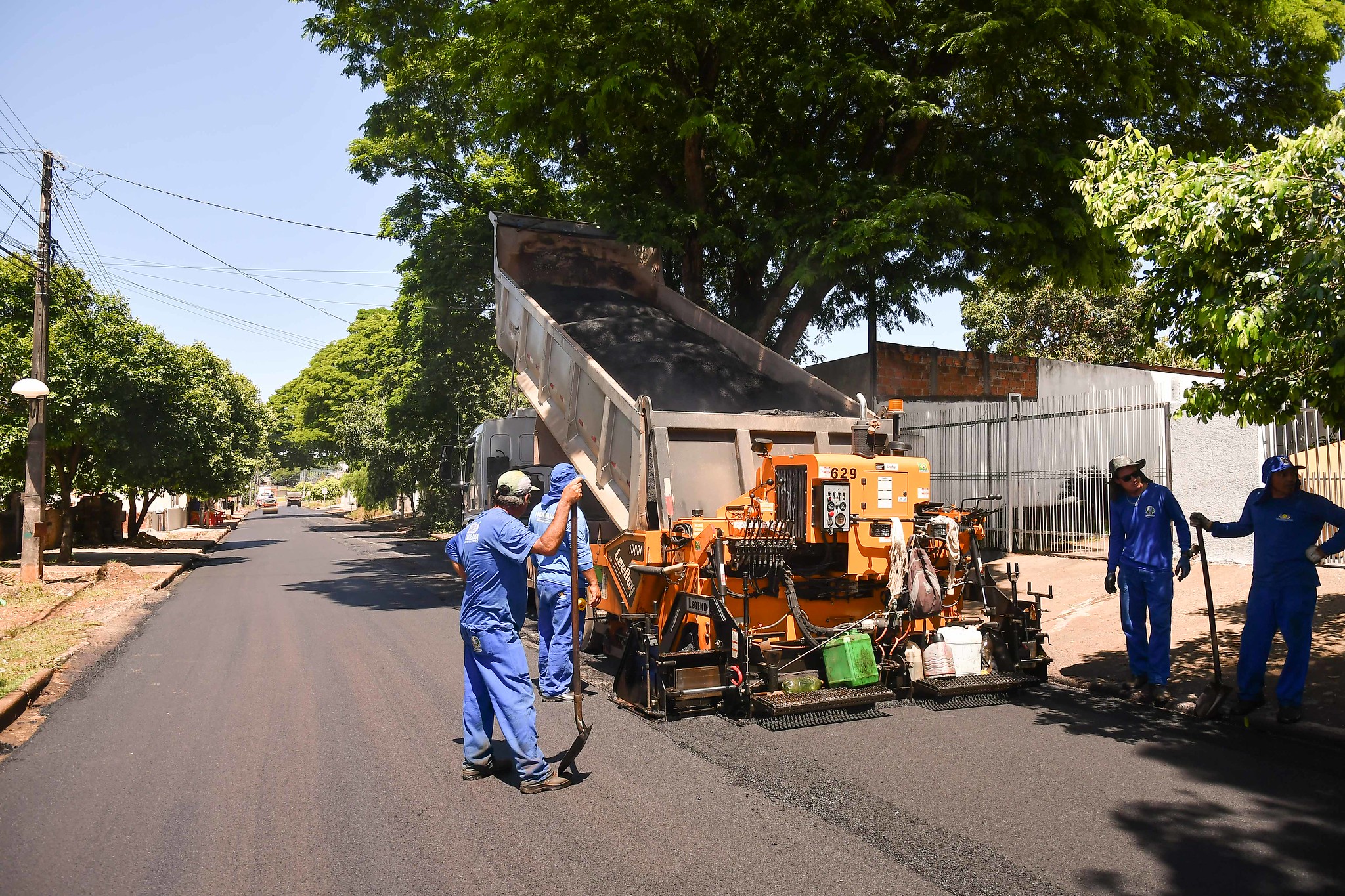 Foto da matéria Prefeitura recupera pavimento de ruas e avenidas com mão de obra própria