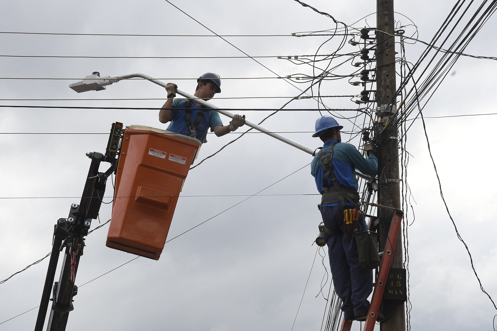 Foto da matéria Instalação de luminárias LED chega à estrada do aeroporto e a mais bairros